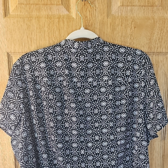 Croft & Barrow Monochrome Floral Blouse - Picture 10 of 11